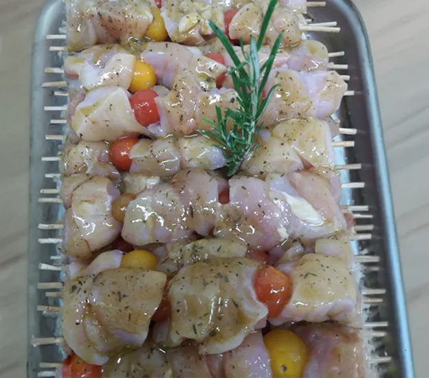 Brochettes de volaille fermière marinées aux légumes et herbes fraîches.