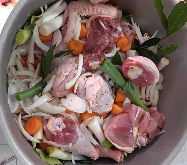 Viandes de volaille fermière marinées avec légumes frais et aromates.