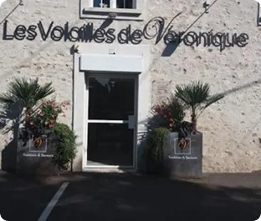 Entrée de la ferme Les Volailles de Véronique à Civry-la-Forêt.